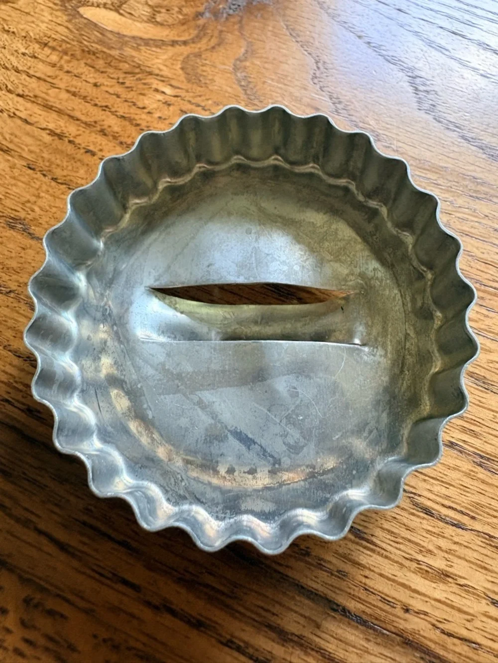 Vintage round metal tin scalloped cookie biscuit cutter